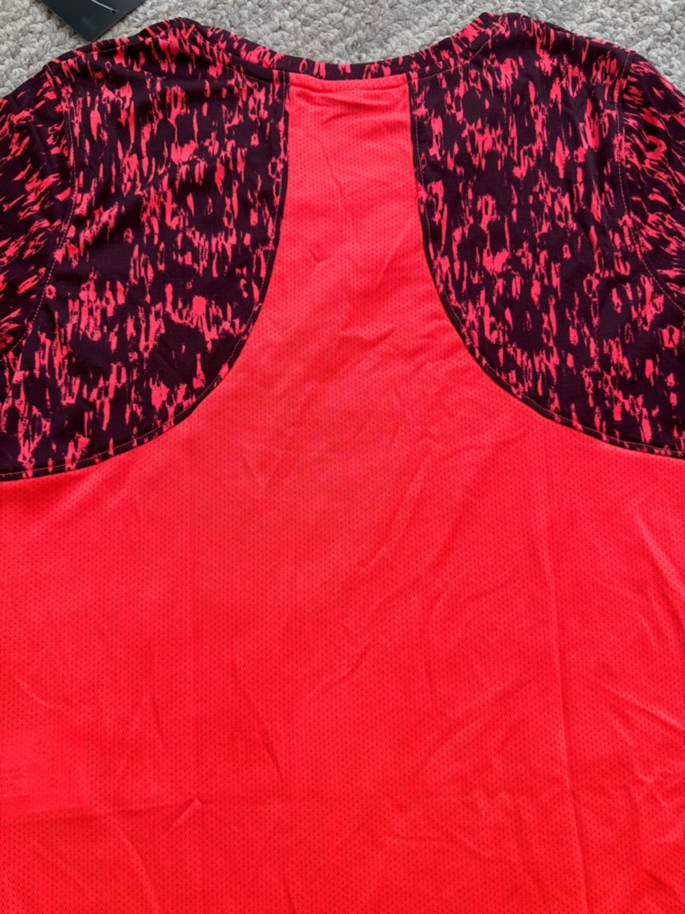 Under Armour Women’s Small HeatGear Athletic Top Red Black Print Shirt - Picture 8 of 13
